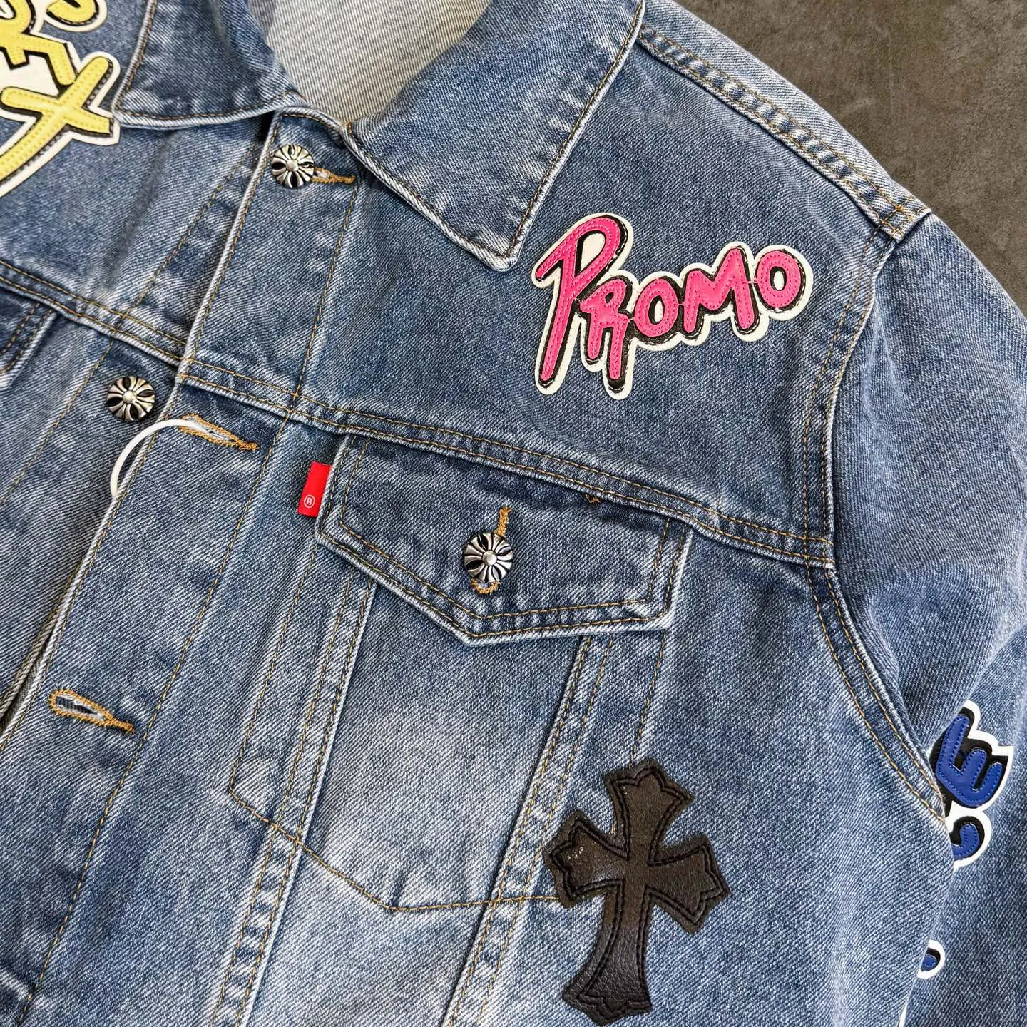 P350 ChromeHearts/Cro Hearts Cartoon Letter Chapter Cross Piece Leather Denim Jacket If you are obsessed with ChromeHearts, you can check it out. The same style for celebrities. Chrome Hearts is a very representative shirt jacket. The upper body of both men and women is really amazing, and it is also the same style as Yu Shuxin Angelababy! Recommended loose style for girls, super sweet! As soon as you go out, you will turn heads‼ ️This jacket is really eye-catching (the same style of pants is available) Color: light blue Size: S M L XL